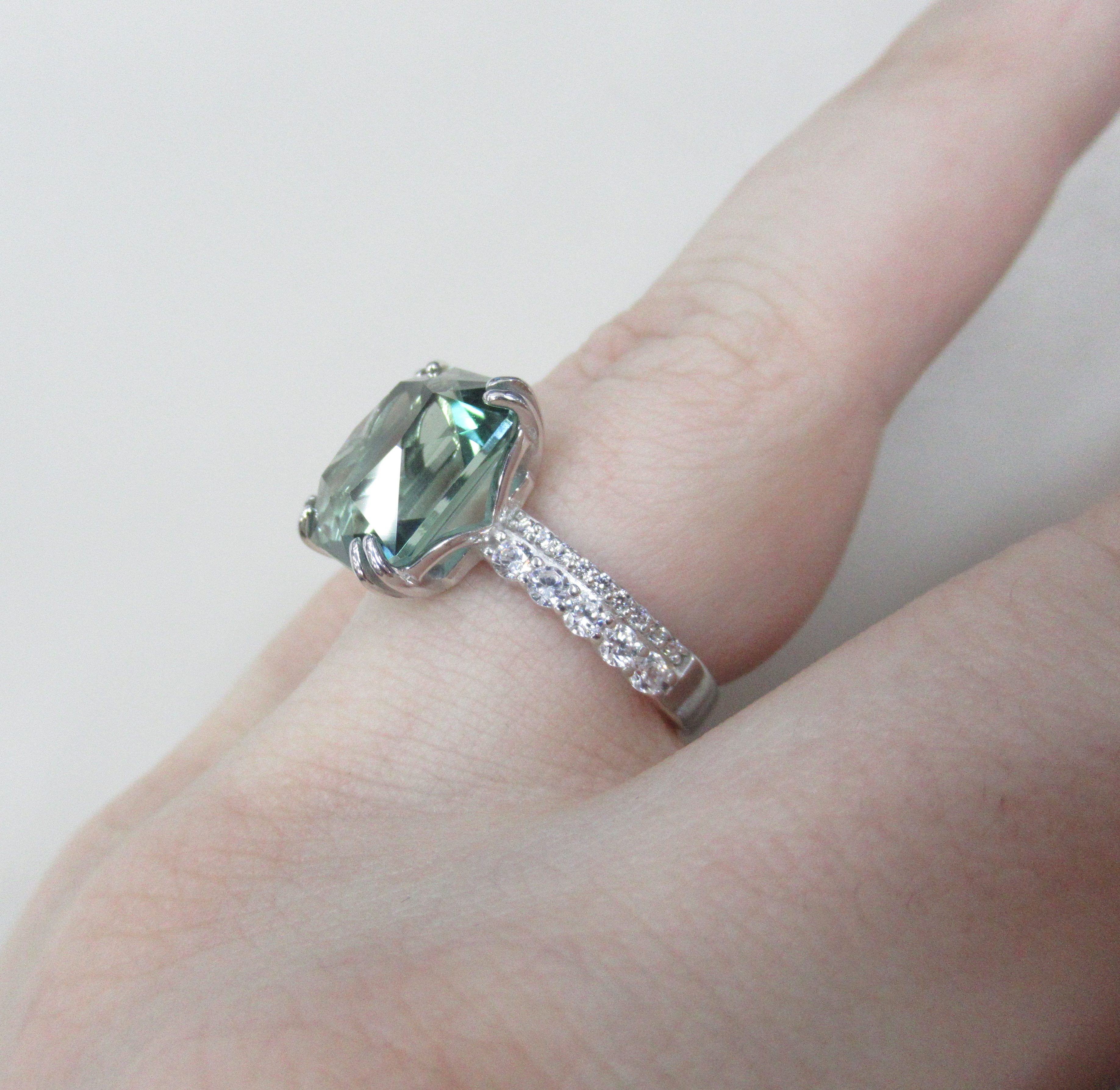 Серебряное кольцо с празиолитом